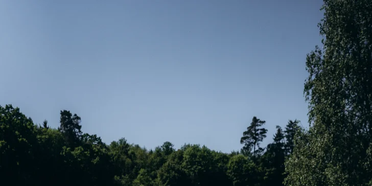 Glampingové stany pri lese: prosecco, raňajky aj grilovací kôš a výhľad na hviezdy priamo z postele