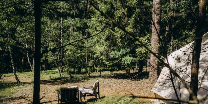 Glampingové stany pri lese: prosecco, raňajky aj grilovací kôš a výhľad na hviezdy priamo z postele