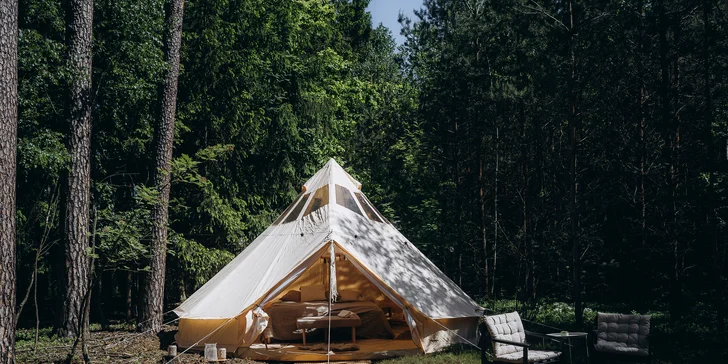 Glampingové stany pri lese: prosecco, raňajky aj grilovací kôš a výhľad na hviezdy priamo z postele