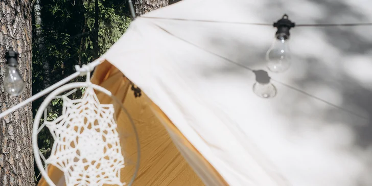 Glampingové stany pri lese: prosecco, raňajky aj grilovací kôš a výhľad na hviezdy priamo z postele