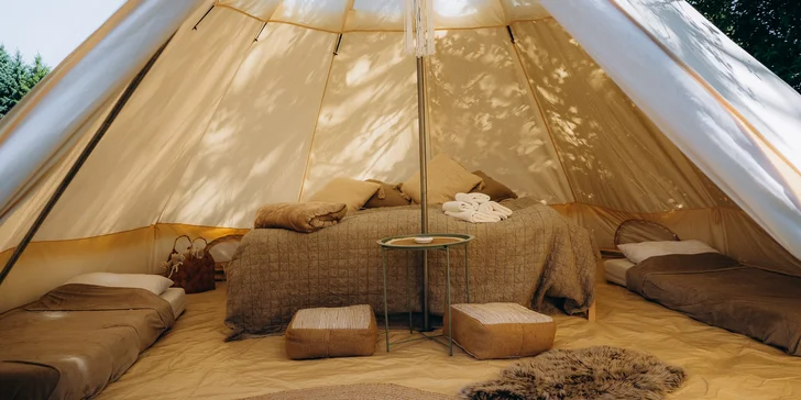 Glampingové stany pri lese: prosecco, raňajky aj grilovací kôš a výhľad na hviezdy priamo z postele