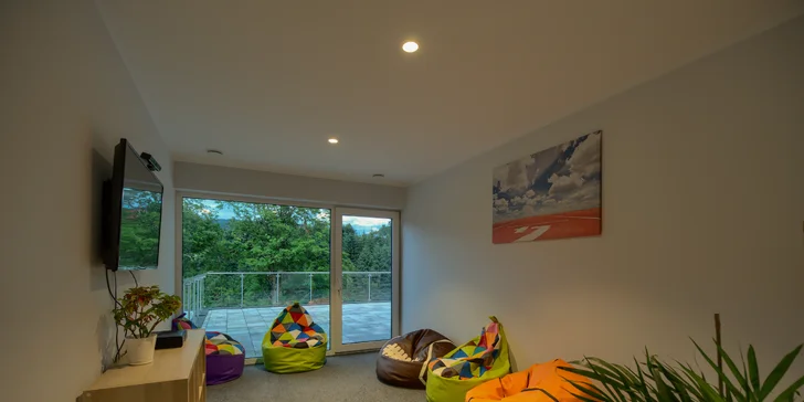 Moderné apartmány pod Śnieżnikiem: wellness, raňajky a zázemie pre rodiny s deťmi