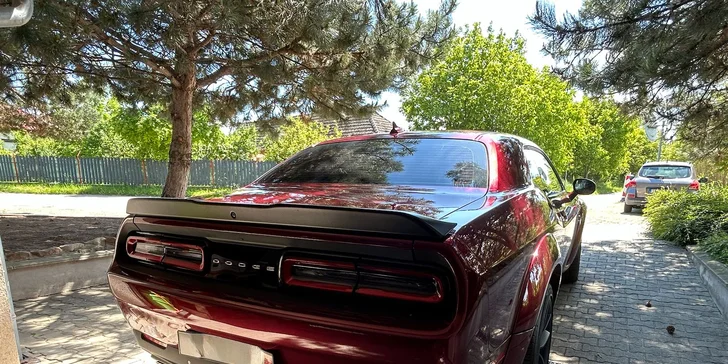 Za volantom legendy: adrenalínová zážitková jazda v Dodge Challenger