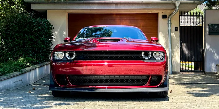 Za volantom legendy: adrenalínová zážitková jazda v Dodge Challenger