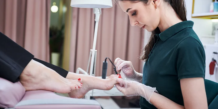 Pedikúra: suchá, mokrá, s masážou chodidiel či s gél lakom