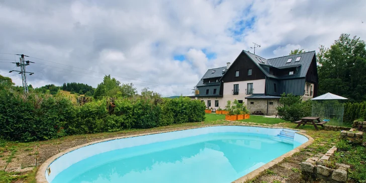 Aktívny pobyt v Jizerkách: hotel v Kořenově s raňajkami a vonkajším bazénom