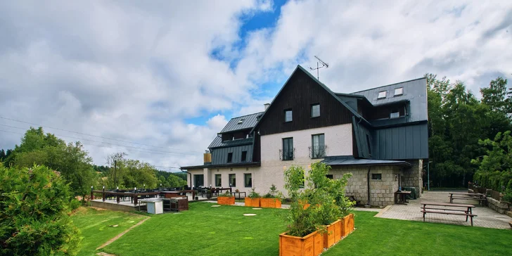 Aktívny pobyt v Jizerkách: hotel v Kořenově s raňajkami a vonkajším bazénom