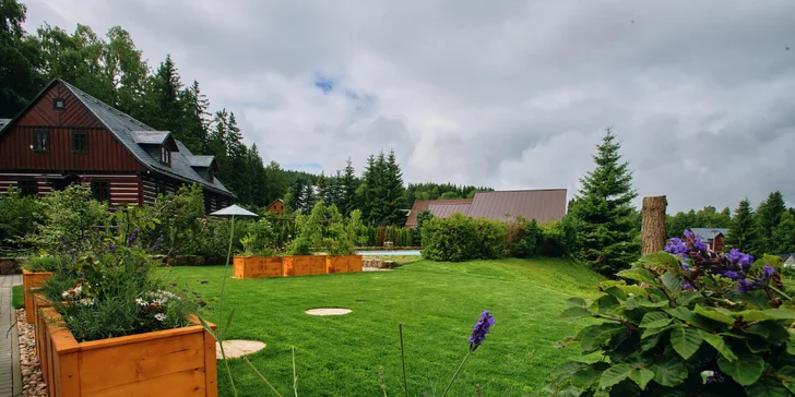 Aktívny pobyt v Jizerkách: hotel v Kořenově s raňajkami a vonkajším bazénom