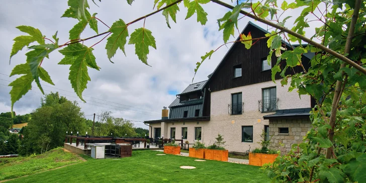 Aktívny pobyt v Jizerkách: hotel v Kořenově s raňajkami a vonkajším bazénom