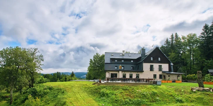 Aktívny pobyt v Jizerkách: hotel v Kořenově s raňajkami a vonkajším bazénom