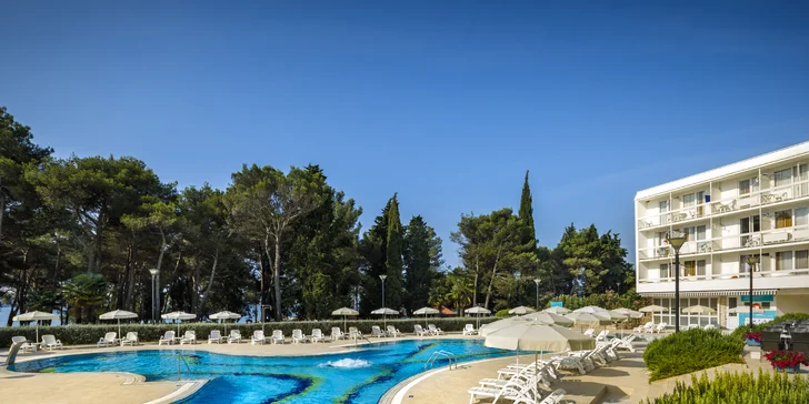 Relax na Istrii: hotel pri pláži s infinity bazénom, raňajky alebo polpenzia, dieťa zdarma