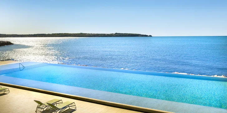 Relax na Istrii: hotel pri pláži s infinity bazénom, raňajky alebo polpenzia, dieťa zdarma