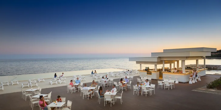 Relax na Istrii: hotel pri pláži s infinity bazénom, raňajky alebo polpenzia, dieťa zdarma