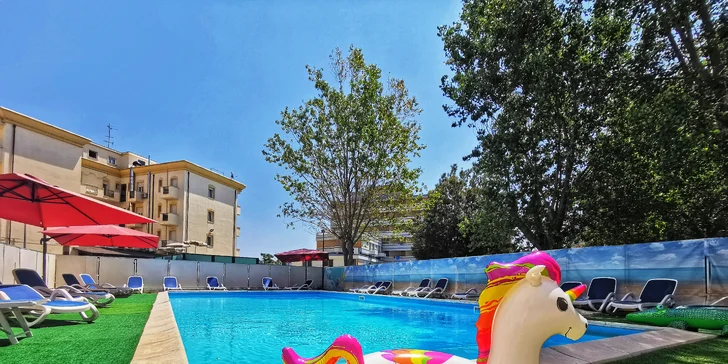 Jadranská riviéra pri Rimini: 3* hotel blízko pláže, plná penzia alebo polpenzia, vonkajší bazén