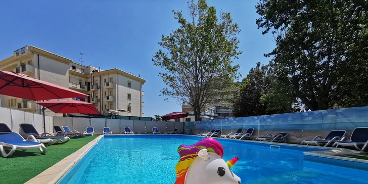 Jadranská riviéra pri Rimini: 3* hotel blízko pláže, plná penzia alebo polpenzia, vonkajší bazén