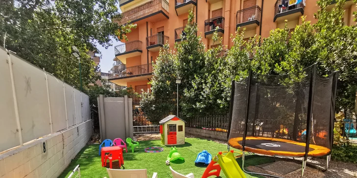 Jadranská riviéra pri Rimini: 3* hotel blízko pláže, plná penzia alebo polpenzia, vonkajší bazén