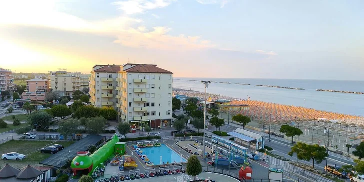Jadranská riviéra pri Rimini: 3* hotel blízko pláže, plná penzia alebo polpenzia, vonkajší bazén