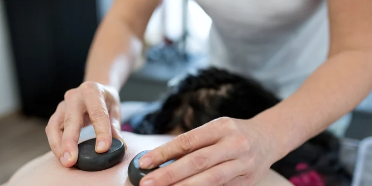 Klasická, relaxačná alebo bukálna masáž, bankovanie, maderoterapia aj lávové kamene