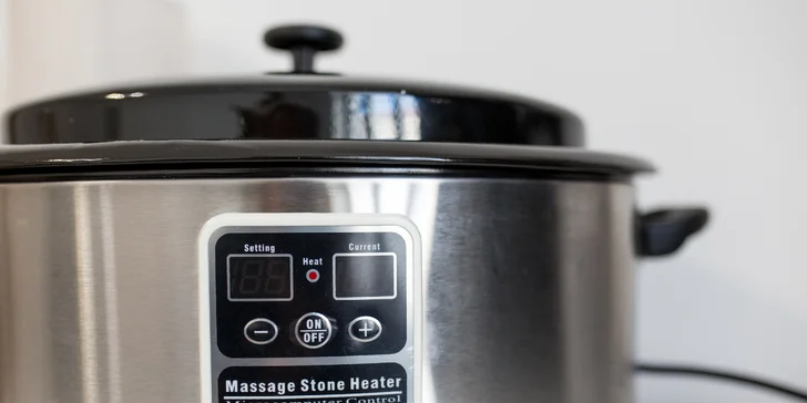 Klasická, relaxačná alebo bukálna masáž, bankovanie, maderoterapia aj lávové kamene