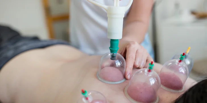 Klasická, relaxačná alebo bukálna masáž, bankovanie, maderoterapia aj lávové kamene