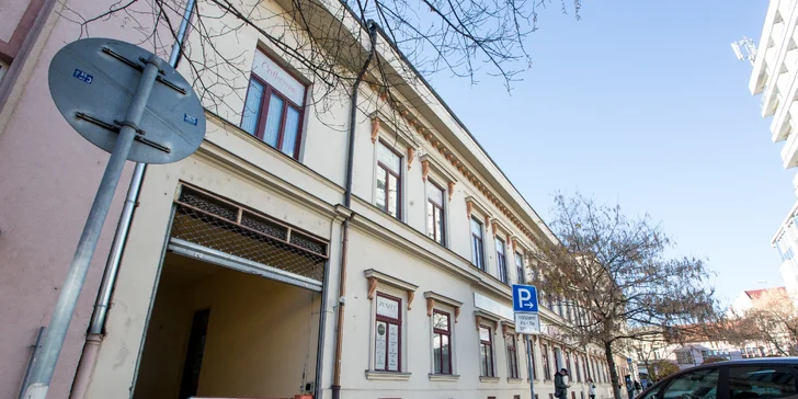 Klasická, relaxačná alebo bukálna masáž, bankovanie, maderoterapia aj lávové kamene