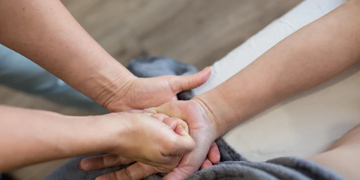 Klasická, relaxačná alebo bukálna masáž, bankovanie, maderoterapia aj lávové kamene