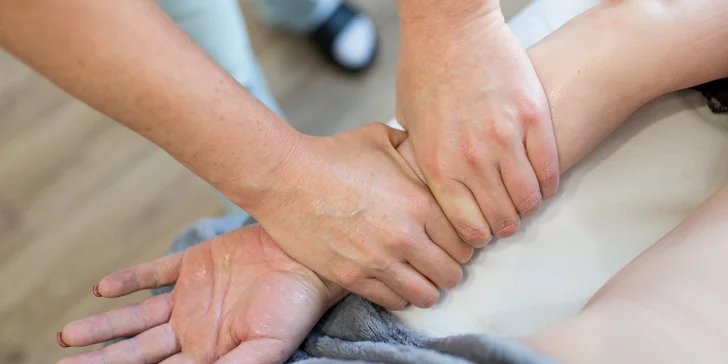 Klasická, relaxačná alebo bukálna masáž, bankovanie, maderoterapia aj lávové kamene