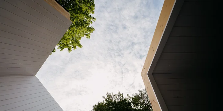 Relax a romantika v malebnom Pošumaví: chalúpka s odklápacou strechou pri lese a rybníku