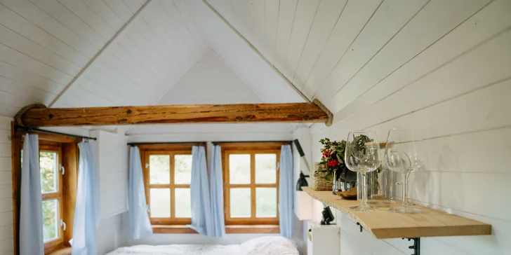 Relax a romantika v malebnom Pošumaví: chalúpka s odklápacou strechou pri lese a rybníku