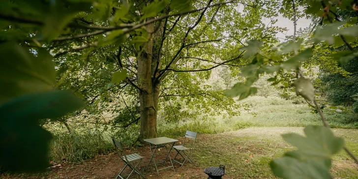 Relax a romantika v malebnom Pošumaví: chalúpka s odklápacou strechou pri lese a rybníku