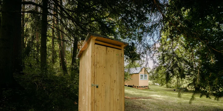 Relax a romantika v malebnom Pošumaví: chalúpka s odklápacou strechou pri lese a rybníku
