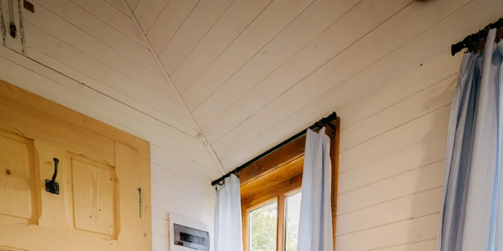 Relax a romantika v malebnom Pošumaví: chalúpka s odklápacou strechou pri lese a rybníku