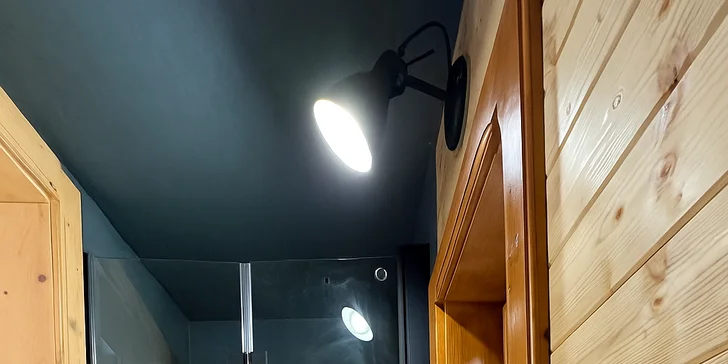 Relax a romantika v malebnom Pošumaví: chalúpka s odklápacou strechou pri lese a rybníku