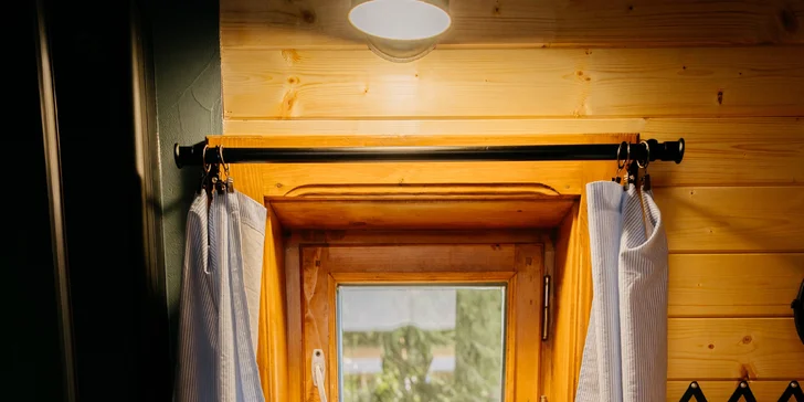 Relax a romantika v malebnom Pošumaví: chalúpka s odklápacou strechou pri lese a rybníku