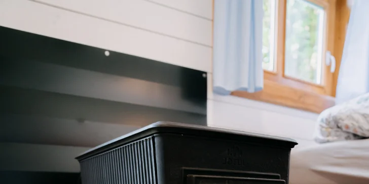 Relax a romantika v malebnom Pošumaví: chalúpka s odklápacou strechou pri lese a rybníku