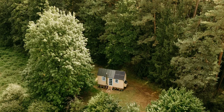 Relax a romantika v malebnom Pošumaví: chalúpka s odklápacou strechou pri lese a rybníku