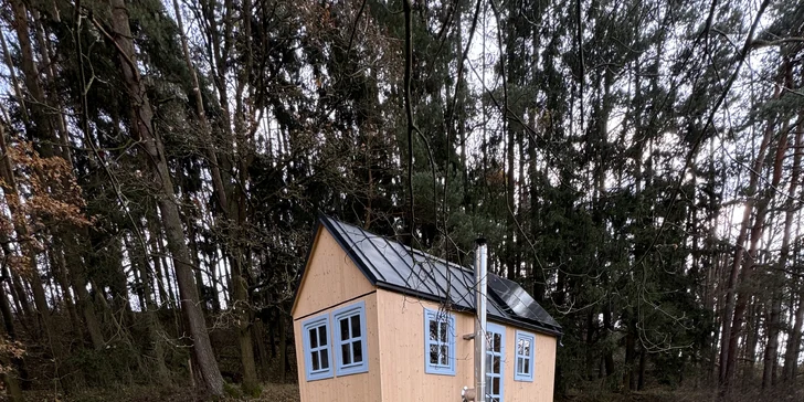 Relax a romantika v malebnom Pošumaví: chalúpka s odklápacou strechou pri lese a rybníku
