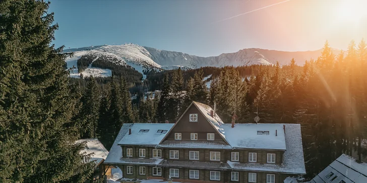 Horský hotel v Jasnej plný podmanivých výhľadov na brehu Vrbického plesa s wellness a stravou