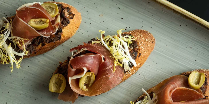 Nedeľný brunch pre dieťa či dospelého: šalátový bar, teplé pokrmy, polievky, dezert aj nápoje