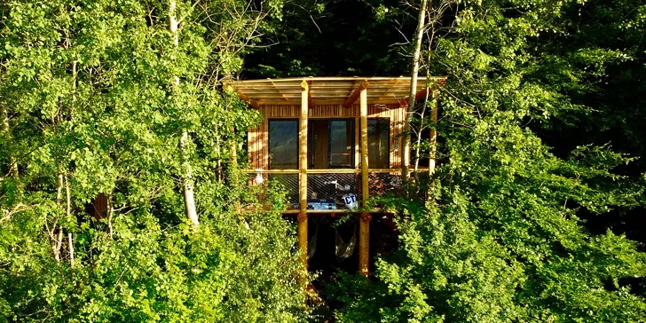 Vybavený treehouse na úpätí Krušných hôr: terasa s výhľadom aj gril