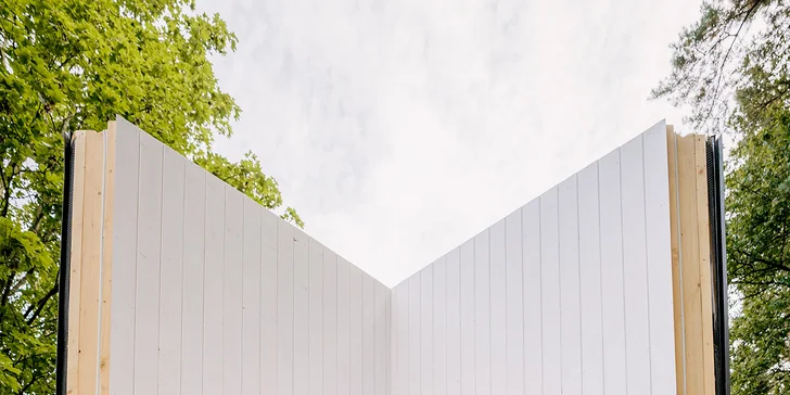 Relax a romantika v malebnom Pošumaví: chalúpka s odklápacou strechou pri lese a rybníku