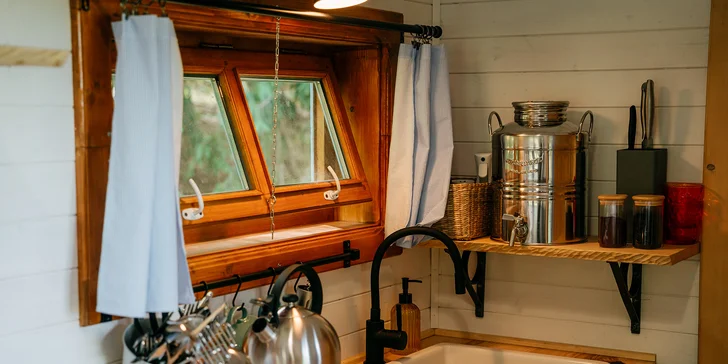 Relax a romantika v malebnom Pošumaví: chalúpka s odklápacou strechou pri lese a rybníku