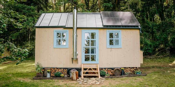 Relax a romantika v malebnom Pošumaví: chalúpka s odklápacou strechou pri lese a rybníku