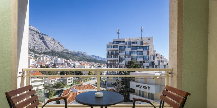 Letovisko Makarská: 4* hotel pri pláži s raňajkami alebo polpenziou, wellness aj bazénom