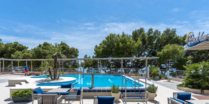 Letovisko Makarská: 4* hotel pri pláži s raňajkami alebo polpenziou, wellness aj bazénom