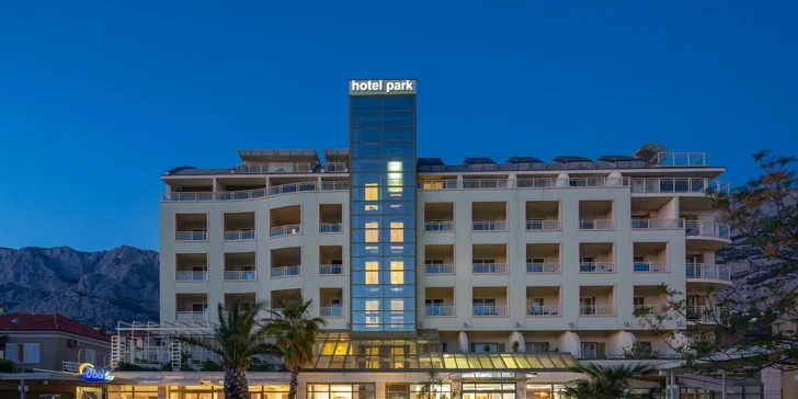 Letovisko Makarská: 4* hotel pri pláži s raňajkami alebo polpenziou, wellness aj bazénom