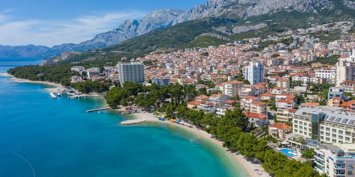 Letovisko Makarská: 4* hotel pri pláži s raňajkami alebo polpenziou, wellness aj bazénom