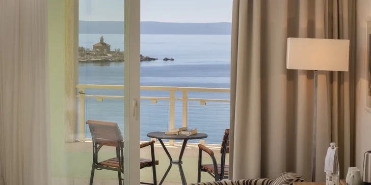 Letovisko Makarská: 4* hotel pri pláži s raňajkami alebo polpenziou, wellness aj bazénom