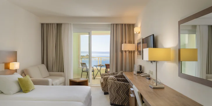 Letovisko Makarská: 4* hotel pri pláži s raňajkami alebo polpenziou, wellness aj bazénom