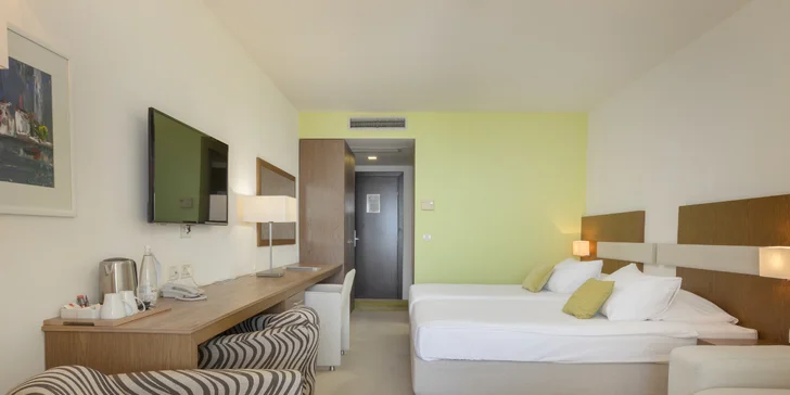 Letovisko Makarská: 4* hotel pri pláži s raňajkami alebo polpenziou, wellness aj bazénom